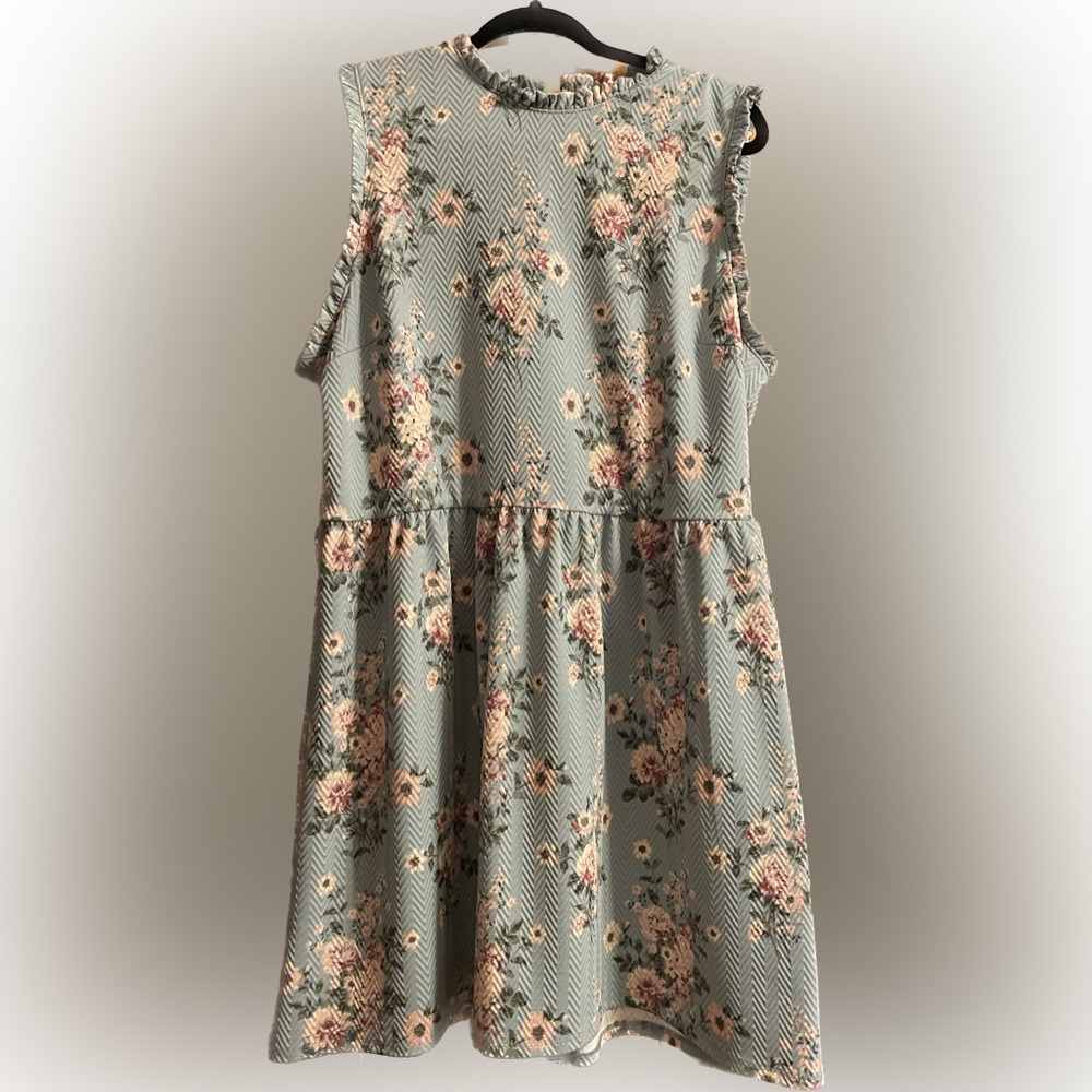 Cute spring dress. XL comfortably. Don’t like how it looks on me.